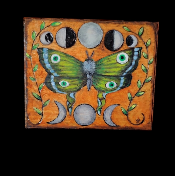 The Moth and the Moon hand painted jewelry box with the art of pyrography - Picture 2 of 4
